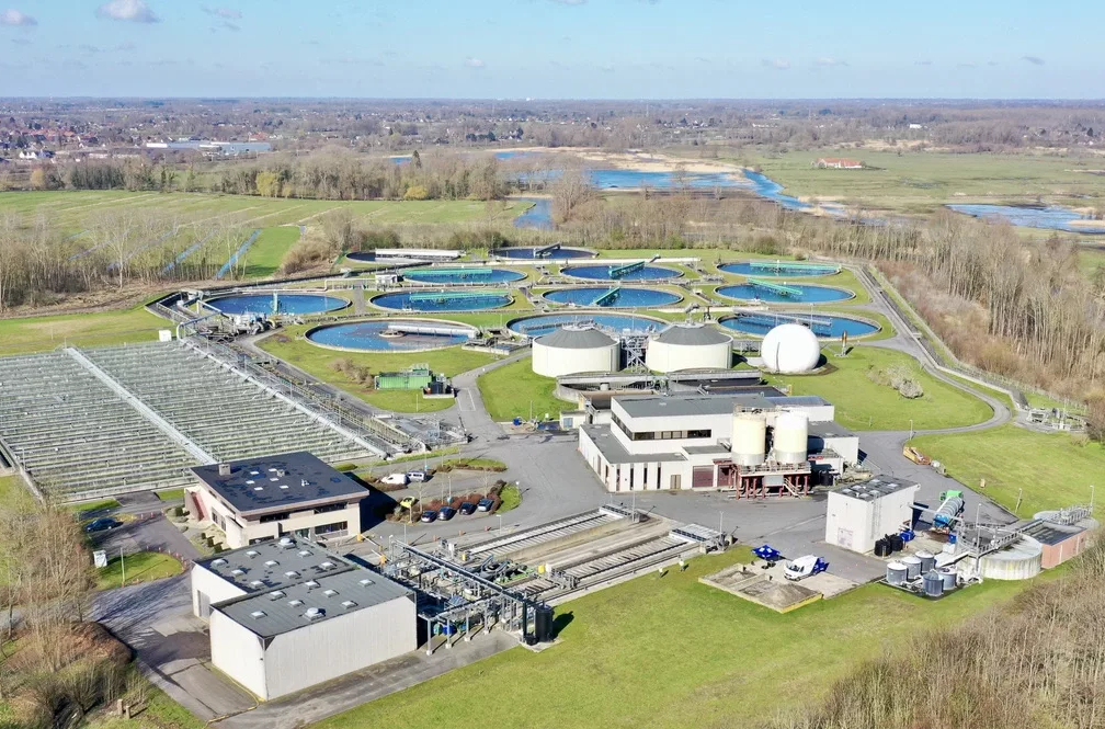 Traitement de l'eau avec des sources à grande surface