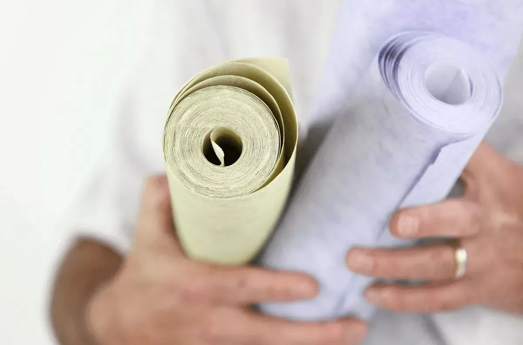 Un produit tel que le papier-peint émet également des COV provenant des différents matériaux utilisés.