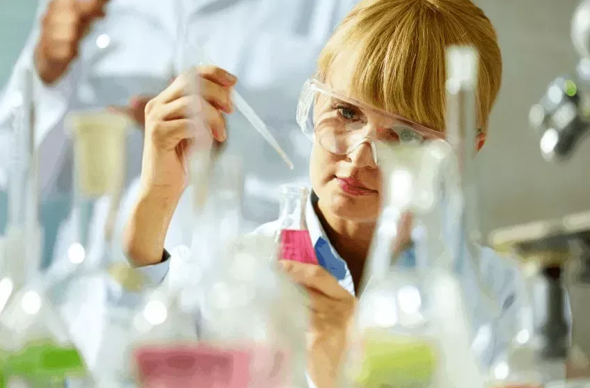 Le technicien de laboratoire prépare le liquide avant d’en analyser les COV